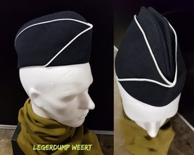 Donker blauw schuitje met wit randje 